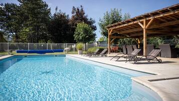 Een seizoensgebonden buitenzwembad