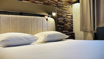 Standard-huone, 1 keskisuuri parisänky | Yksilöllisesti sisustettu, työpöytä, äänieristys, silitysrauta/-lauta
