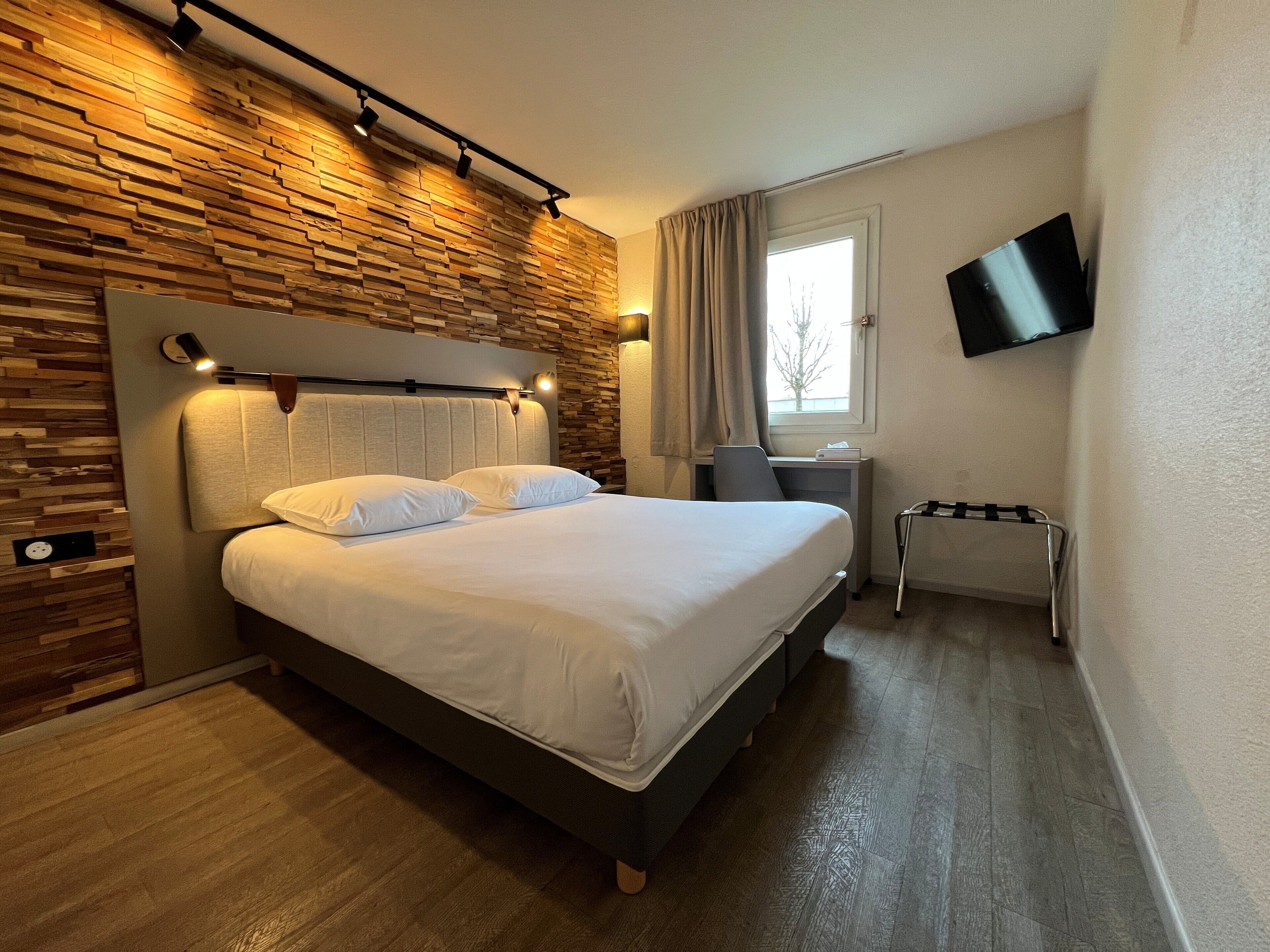 Standard Room, 1 Queen Bed | Individually decorated, desk, soundproofing, iron/ironing board