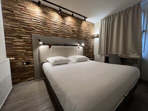 Rom – standard, 1 queensize-seng | Individuelt dekorert, skrivebord, lydisolert og strykejern/-brett