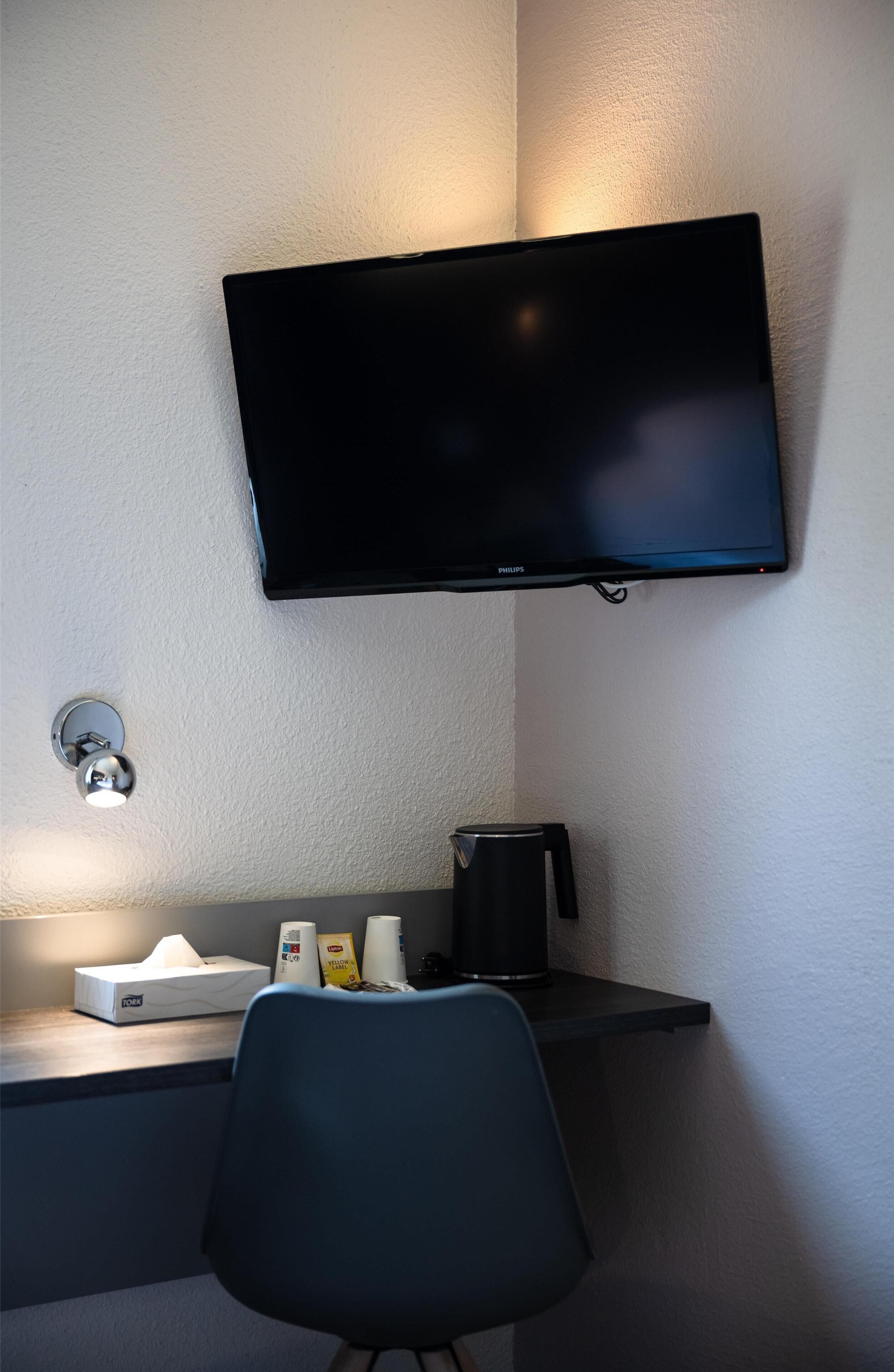 Individuelt dekorert, skrivebord, lydisolert og strykejern/-brett