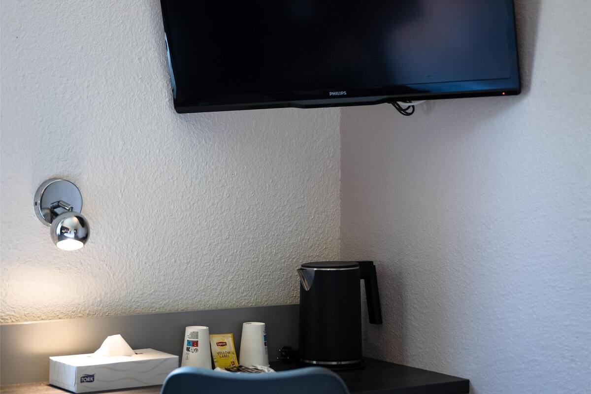 Individuelt dekorert, skrivebord, lydisolert og strykejern/-brett