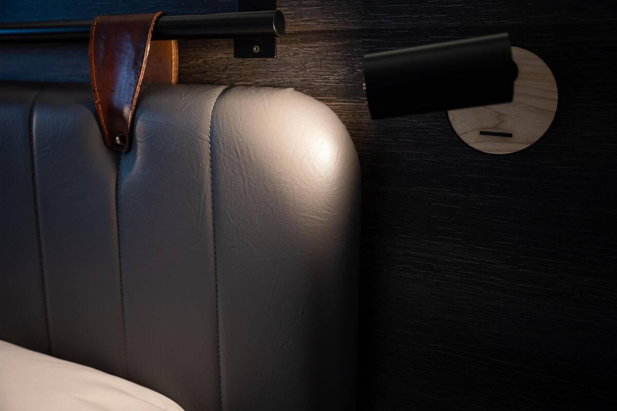 Individuelt dekorert, skrivebord, lydisolert og strykejern/-brett