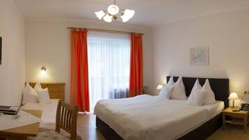 Driepersoonskamer | Luxe beddengoed, een bureau, gratis wifi, beddengoed