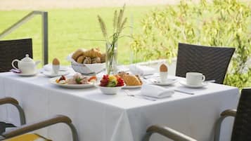 Free continental breakfast on weekdays