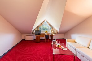 Suite | Premium bedding, in-room safe, desk, iron/ironing board - Paradies (Graz)