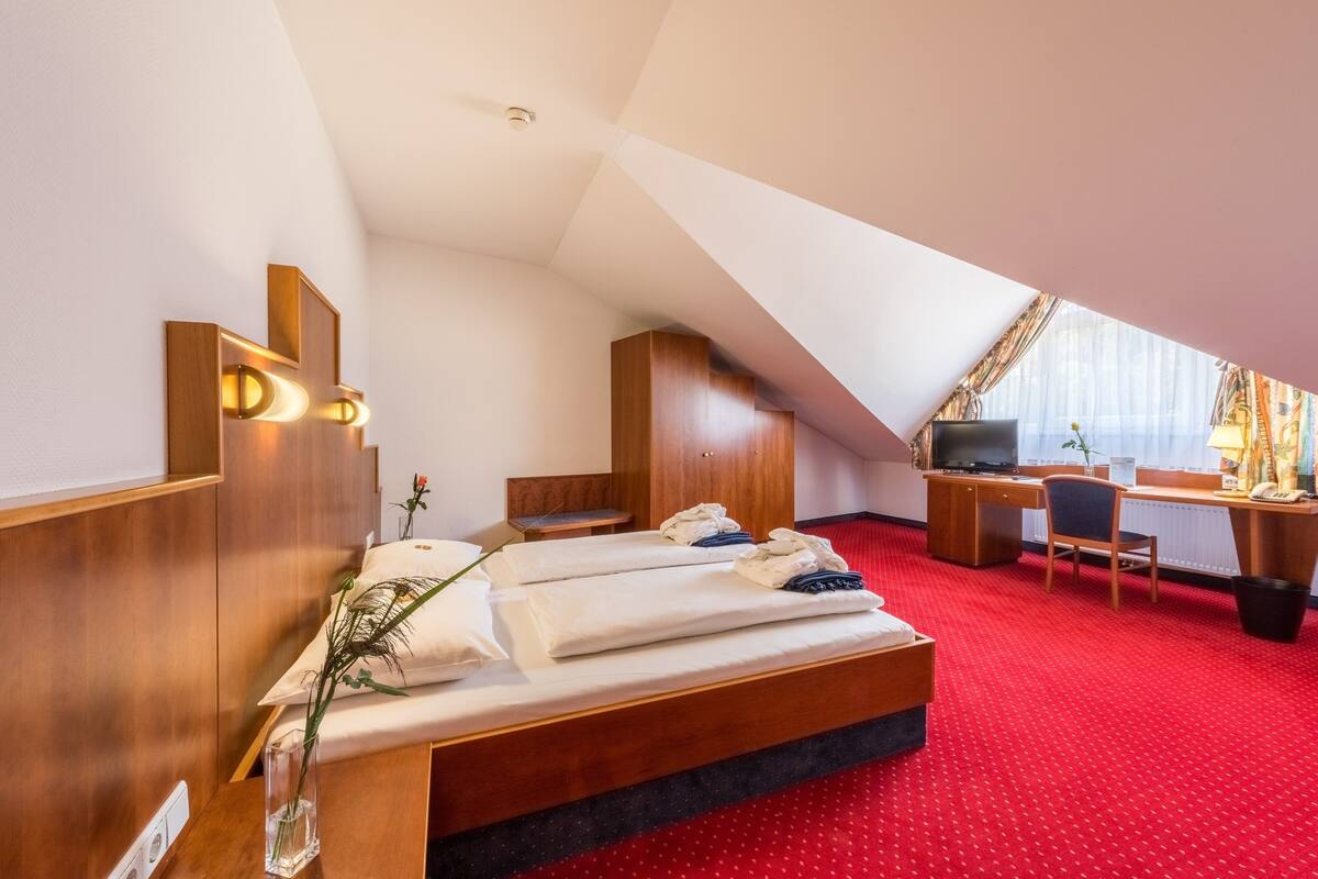 Suite | Premium bedding, in-room safe, desk, iron/ironing board (on request)
