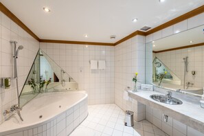 Suite | Bathroom | Shower, hair dryer, towels