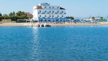 PĂ„ stranden, solstolar, parasoller och kajakpaddling