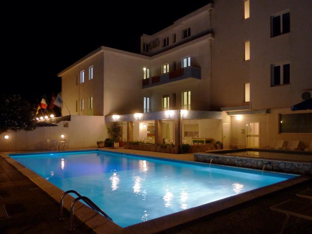 حمّام سباحة خارجي موسمي، مقاعد للتشمس