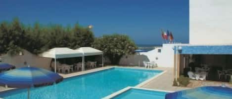 Piscina externa sazonal, espreguiçadeiras