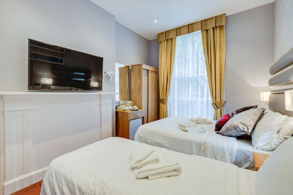 Kolmen hengen huone | Työpöytä, pimennysverhot, silitysrauta/-lauta, ilmainen Wi-Fi