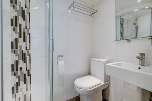 Kolmen hengen huone | Kylpyhuone | Ilmaiset hygieniatuotteet, hiustenkuivaaja, pyyhkeet