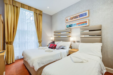 Triple Room | Desk, blackout drapes, iron/ironing board, free WiFi. Admiral Hotel at Park Avenue