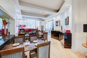 Free daily English breakfast