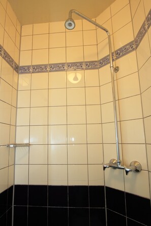 Habitación doble, 1 cama doble, baño privado | Baño | Secador de pelo y toallas