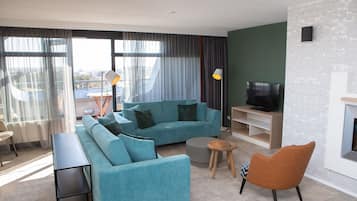 2 bedrooms, hypo-allergenic bedding, down comforters, in-room safe