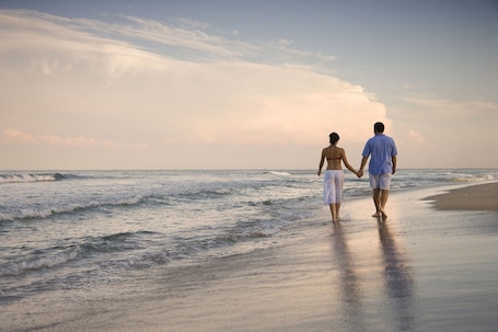 Una playa cerca, toallas de playa. Paal 8 hotel aan Zee