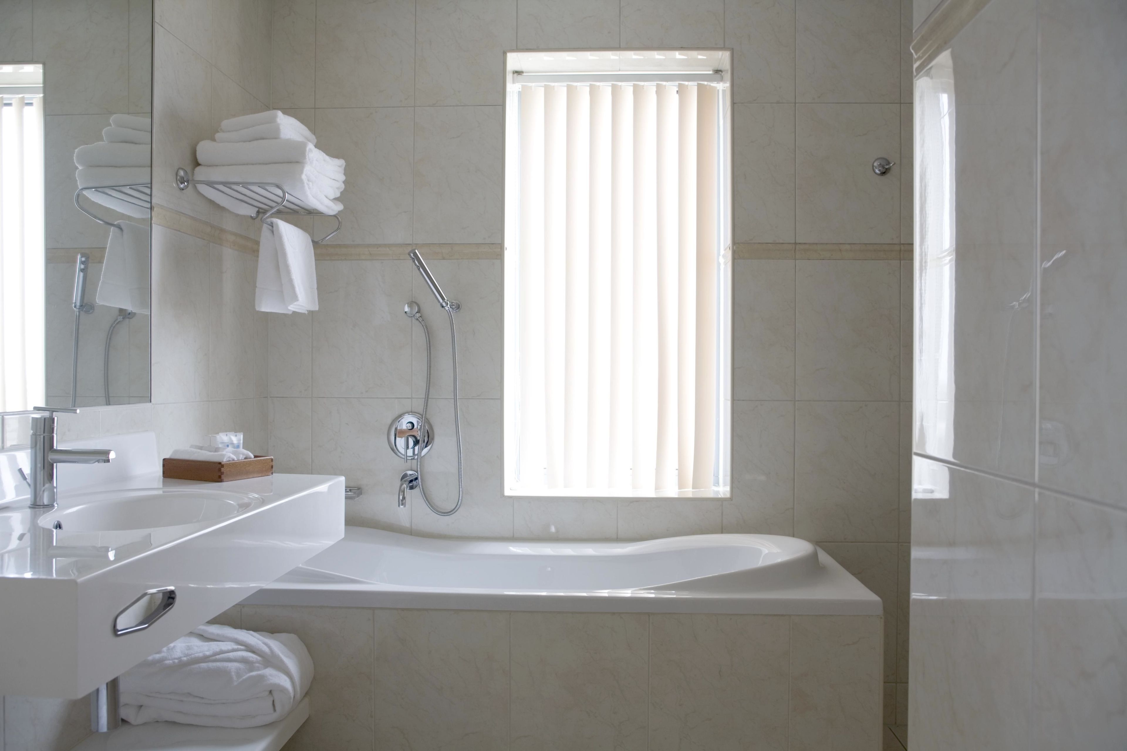 separate bathtub and shower, eco-friendly toiletries, hair dryer
