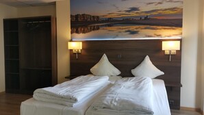 خزنة داخل الغرفة ومكتب ومساحة عمل للكمبيوتر المحمول ومكواة/لوح كي