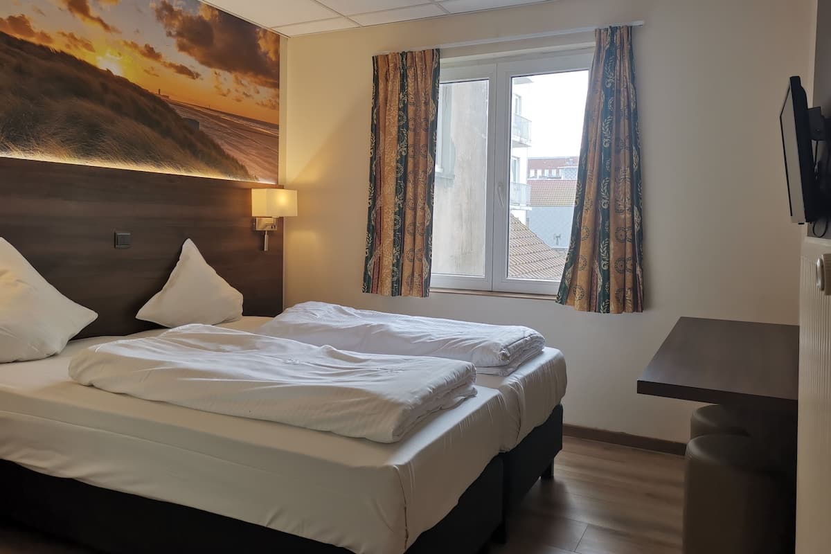 Comfort Twin Room | Peti besi dalam bilik, meja, ruang kerja komputer riba