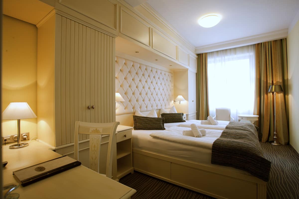Superior kamer, 1 twee- of 2 eenpersoonsbedden, uitzicht op stad | 1 slaapkamer, luxe beddengoed, een minibar, een kluis op de kamer