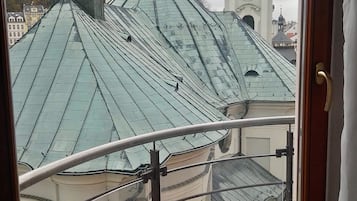 Junior appartement, 1 slaapkamer | Luxe beddengoed, een minibar, een kluis op de kamer, een bureau