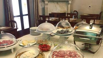 Petit déjeuner buffet (15 EUR par personne)