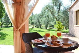 Se sirven cenas y cocina local, con vista al jardín 