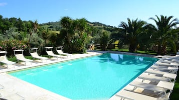 2 piscine all'aperto, ombrelloni da piscina, lettini