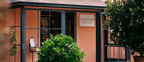 A reception area with a sign reading "RECEPTION - Relais Cividatta."