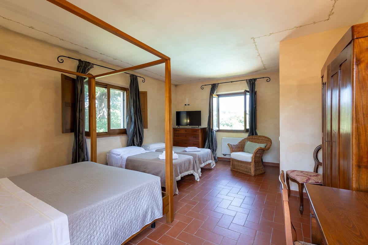 quadruple room | 2 bedrooms, in-room safe, individually furnished, desk