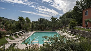 2 piscine all'aperto, ombrelloni da piscina, lettini