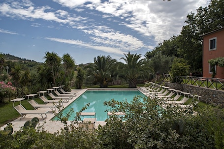 2 piscinas al aire libre, sombrillas, sillones reclinables de piscina