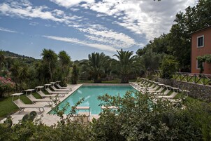 2 piscinas externas, funciona das 8h às 20h, guarda-sóis