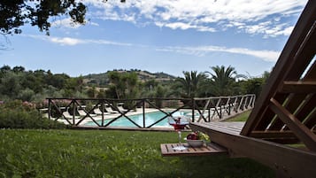 2 piscines extérieures, parasols de plage, chaises longues