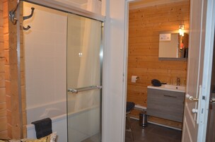 Estudio Club, 1 cama doble | Baño | Secador de pelo y toallas