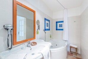 Quarto casal superior | Banheiro | Secador de cabelo, toalhas de banho
