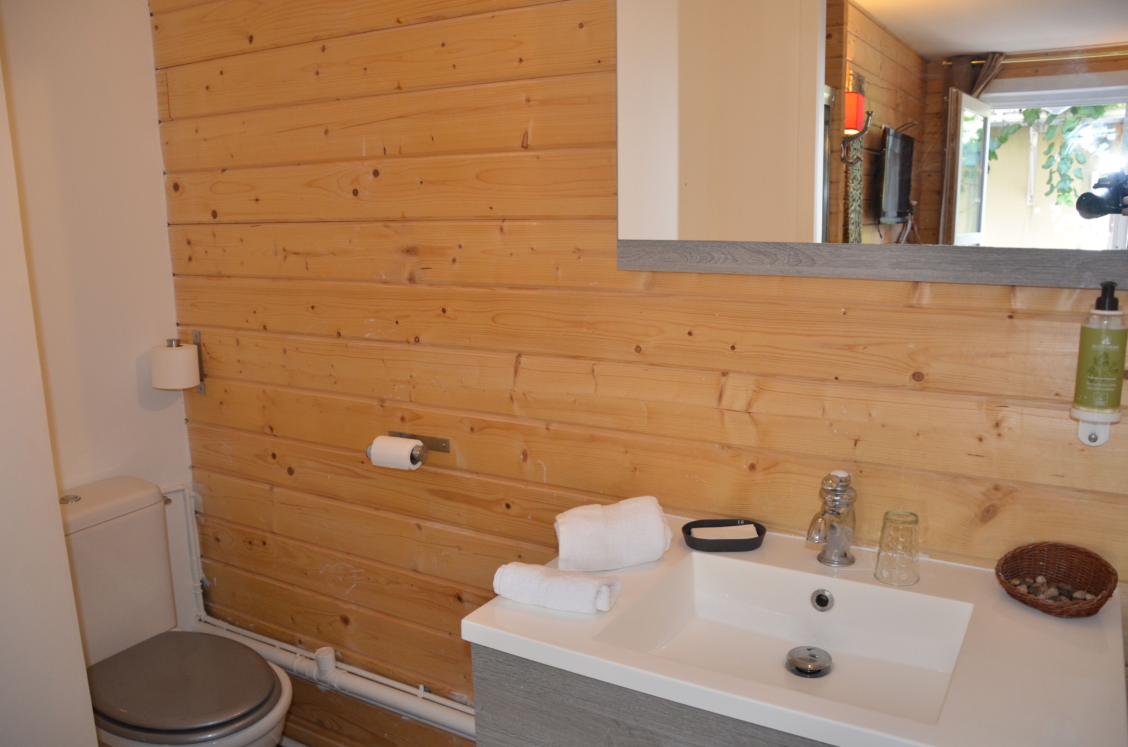 appart studio, 1 double or 2 twin beds | bathroom | hair dryer, towels