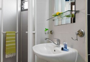 Combined shower/tub, free toiletries, towels - Galileo Hotel (Tel Aviv)