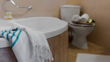 Superior Double Room | Bathroom | Combined shower/tub, free toiletries, towels