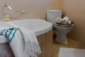 Dobbeltrom – superior | Bad | Kombinert dusj/badekar, toalettartikler (inkludert) og håndklær