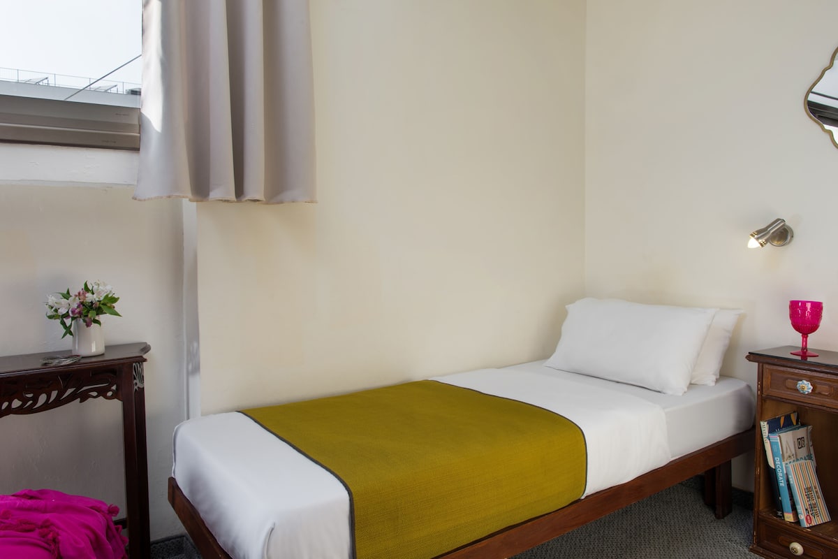 Single Room | 1 bedroom, in-room safe, desk, WiFi (free)
