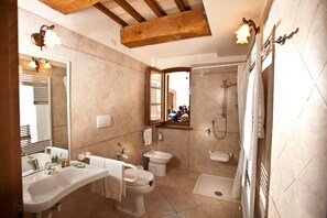Appartamento familiare, patio, al piano terra | Bagno | Doccia, set di cortesia gratuito, asciugacapelli, bidet