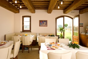 Daily continental breakfast for a fee - Agriturismo Le Rondini di Francesco di Assisi (Cannara)