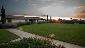 Familienapartment, zum Garten hin | 1 Schlafzimmer, italienische Bettbezüge von Frette