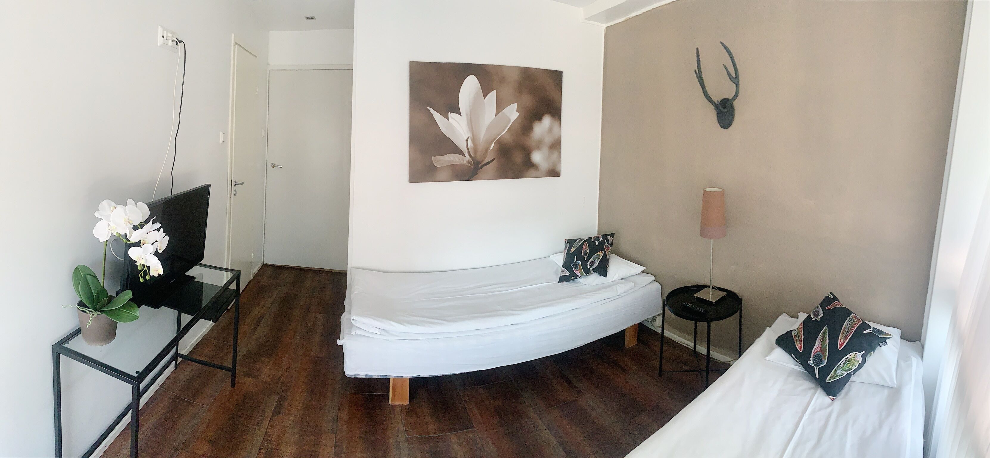 Escritorio y ropa de cama 