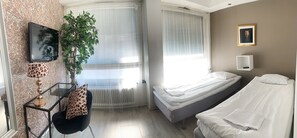 Standard Double or Twin Room | Desk, bed sheets - Hotel Harriet (Turku)