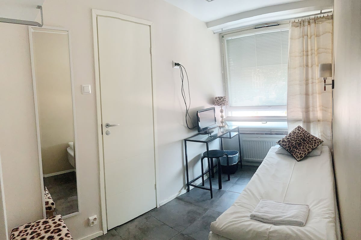 Habitación individual estándar | Escritorio y ropa de cama