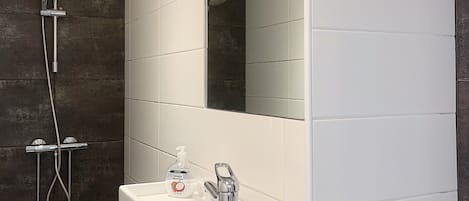 Standard Double or Twin Room | Bathroom